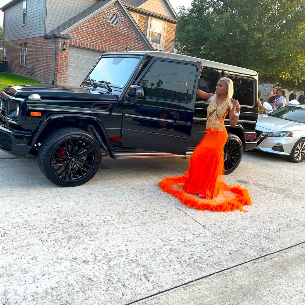 My daughter had this custom made on 5/25/2022. Her prom was 5/27/2022 worn3hrs.